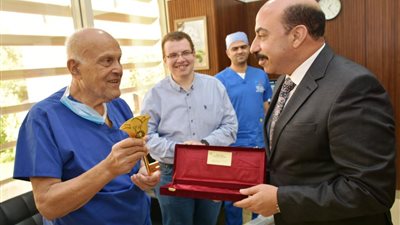 إهداء مفتاح ميدان المحافظة بأسوان لمجدي يعقوب