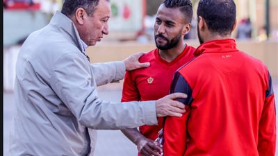تفاصيل جلسة إقناع الخطيب لكابتن الأهلي بالإعتزال نهاية الموسم