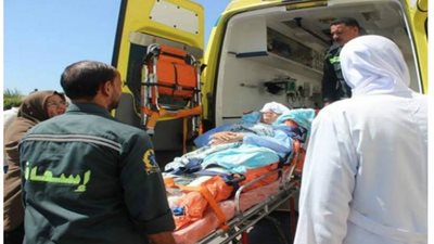 بالأسماء.. إصابات خطيرة في حادث انقلاب سيارة بواحة الفرافرة