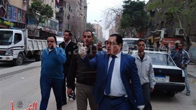 بالصور.. رئيس حي المعادي يقود حملة مكبرة على الشوارع بسبب كورونا