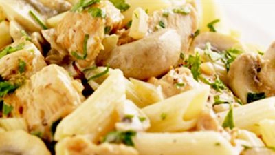 بالفيديو..طريقة عمل مكرونة بالصوص الأبيض والدجاج بخطوات بسيطة