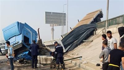 «حادث بشع».. انقلاب سيارة محملة بالحديد على دائري المعادي (صور)