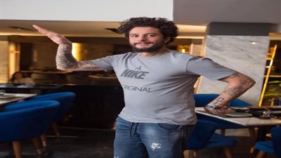 هوايات في المطبخ.. شاهد كيف يقضي أحمد الفيشاوي وقت العزل المنزلي