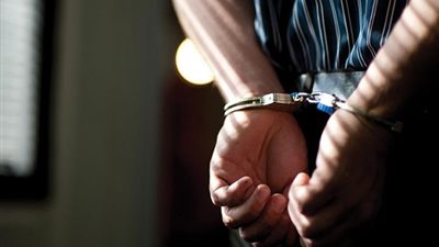 تفاصيل سقوط عاطل احترف تجارة الحرام في الخصوص