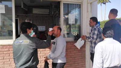 إجراءات مشددة داخل مصانع العاشر من رمضان للحفاظ على صحة العمال..صور