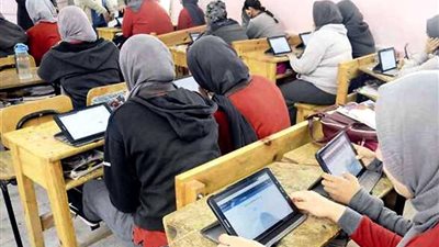 محافظ سوهاج يتابع الامتحانات التجريبية لطلاب الصف الأول الثانوي