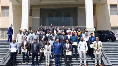 محافظ الإسكندرية يكرم أطباء مستشفى العزل.. نقبل أيديهم وأرجلهم (فيديو)