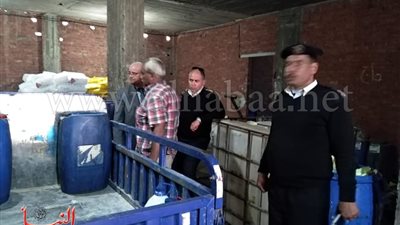 بالصور.. تشميع مصنع مواد كيماوية في البساتين