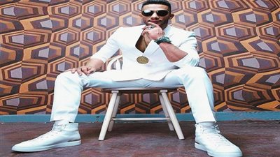 بالفيديو.. خوفًا من السلاح.. كلب بلدي يشارك محمد رمضان الغناء