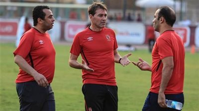 مدير الكره يطمئن علي حالة المصابين في الأهلي 