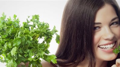 بالفيديو.. وصفات البقدونس لشعر صحي ولامع 