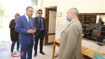 محافظ سوهاج يتفقد منافذ صرف منحة العمالة غير المنتظمة.. ويشيد بدور الصحة