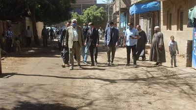 نائب محافظ سوهاج يتابع صرف منحة العمالة غير المنتظمة