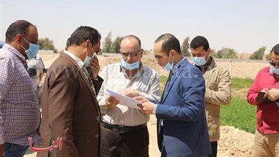 نائب محافظ سوهاج يتفقد سير صرف منحة العمالة غير المنتظمة 