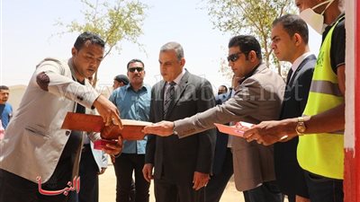محافظ سوهاج يسلم 30 منزلا بعد أعادة تأهيلها بأخميم 