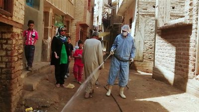 مجلس المدينة يواصل حملات تطهير الشوارع بطما ضد فيروس كورونا 