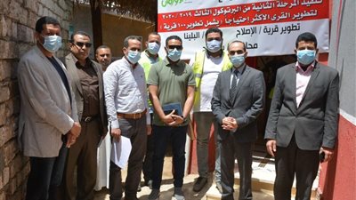 محافظ سوهاج يسلم مفاتيح 30 منزلا مؤهلا لأهالي قرية الإصلاح.. ويتابع مشروعات 