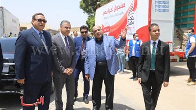 محافظ سوهاج يستقبل 4000 كرتونة مواد غذائية توزع على أسر العمالة غير المنتظمة