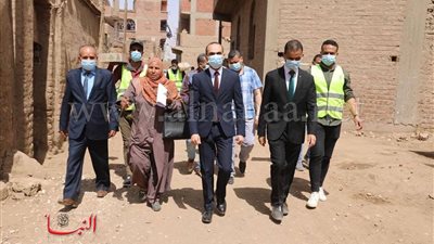 نائب محافظ سوهاج يوزع كراتين صندوق تحيا مصر الغذائية بقرية سفلاق