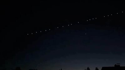 سلسلة من الأقمار الصناعية تتلألأ في السماء ويمكن رؤيتها بوضوح