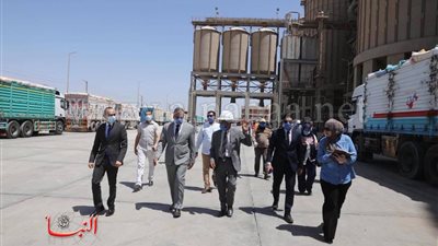 محافظ سوهاج يتفقد مجمع صوامع تخزين الأقماح بغرب طهطا