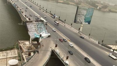 سقوط لوحة إعلانية ضخمة على طريق الدائري اتجاه المعادي