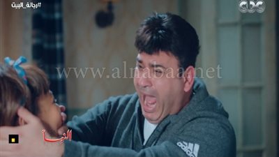 شاهد رد فعل أكرم حسني بعد اكتشافه لإدمان نجله (فيديو) 