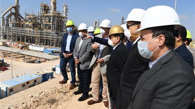 بالصور.. البترول تُصدر كتاب السلامة والصحة المهنية لحماية العاملين من 