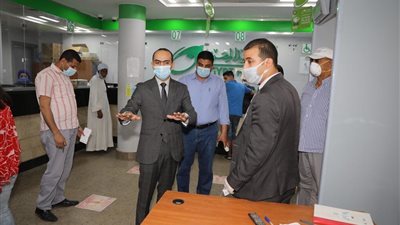 مع بدء صرف المعاشات.. نائب محافظ سوهاج يوجه بتسهيل الإجراءات على المواطنين