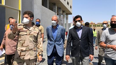 وزير الرياضة ورئيس الاتحاد الدولى لكرة اليد يتفقدان الصالة المغطاة ب6 أكتوبر