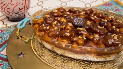 بالفيديو.. طريقة تحضير الكنافة بالتمر والكراميل دون مجهود