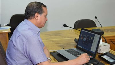 تفاصيل اجتماع مهم جدًا لـ«محافظ سوهاج» عبر تقنية الفيديو «كونفرانس»
