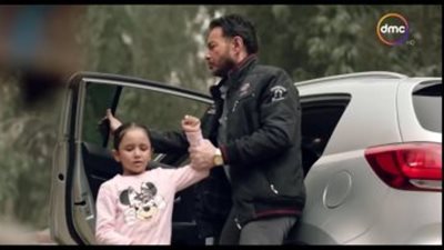 بالفيديو.. هذا ما فعله أحمد زاهر مع الطفلة «مريم» بعد تركه لها في الشارع