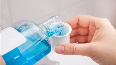 العلماء يكتشفون غسول للفم يمكن أن يحمي من فيروس كورونا