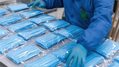 وقف العمل بقرار تحديد أسعار الكحول والكمامات.. 