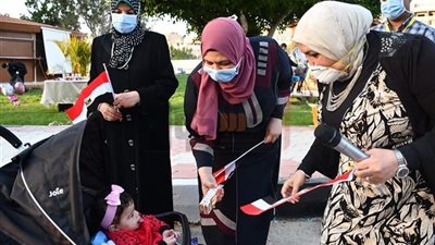 صور| رئيسة جامعة قناة السويس تحتفل بالعيد مع المحجورين صحيًا بمدينة الطالبات