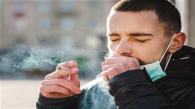 تحذير.. المدخنون أكثر عرضة للإصابة بـ«COVID-19» وتدمير الرئة 
