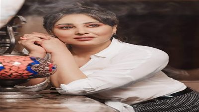 بالبيجاما على السلم.. رحاب الجمل تتألق بإطلالة جذابة