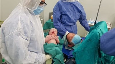 أول حالة ولادة لمصابة بكورونا بالمستشفيات التعليمية بالقاهرة