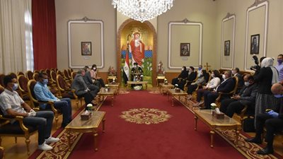 البابا تواضروس يستقبل المصريين العائدين من كينيا بحضور وزيري الهجرة والشباب