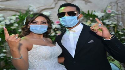 بالكمامات.. محمد رمضان يحتفل بحفل زفاف شقيقته (صور)