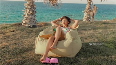 من على البحر.. دوللي شاهين تتألق بإطلالة ساحرة بعدسة محمود رؤوف