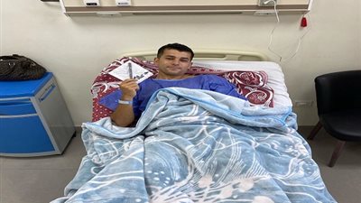 عُمر الشقي بقي.. رامز أمير يطمئن جمهوره بعد إجرائه جراحة خطيرة (صور)