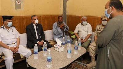 محافظ سوهاج يؤدي واجب العزاء لأسرة الشهيد «سليم» بدار السلام