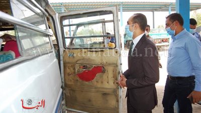 نائب محافظ سوهاج يتفقد المواقف للتأكد من الالتزام بارتداء الكمامات