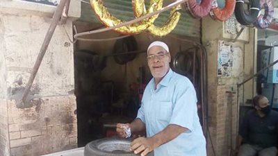 بعد عودته لإصلاح إطارات السيارات.. 6 معلومات عن الفنان حسين أبو حجاج