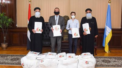 البابا تواضروس يهدي ملابس واقية للأطقة الطبية بالإسكندرية