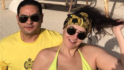 الصور الأولى لغادة عبد الرازق على البحر في شهر العسل