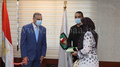 بقيمة 50 ألف جنيه.. محافظ سوهاج يسلم 5 عرائس شيكات للمساعدة في إتمام الزواج