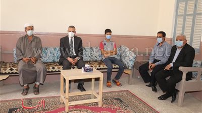 محافظ سوهاج يؤدي واجب العزاء لأسر شهداء الإرهاب بسيناء